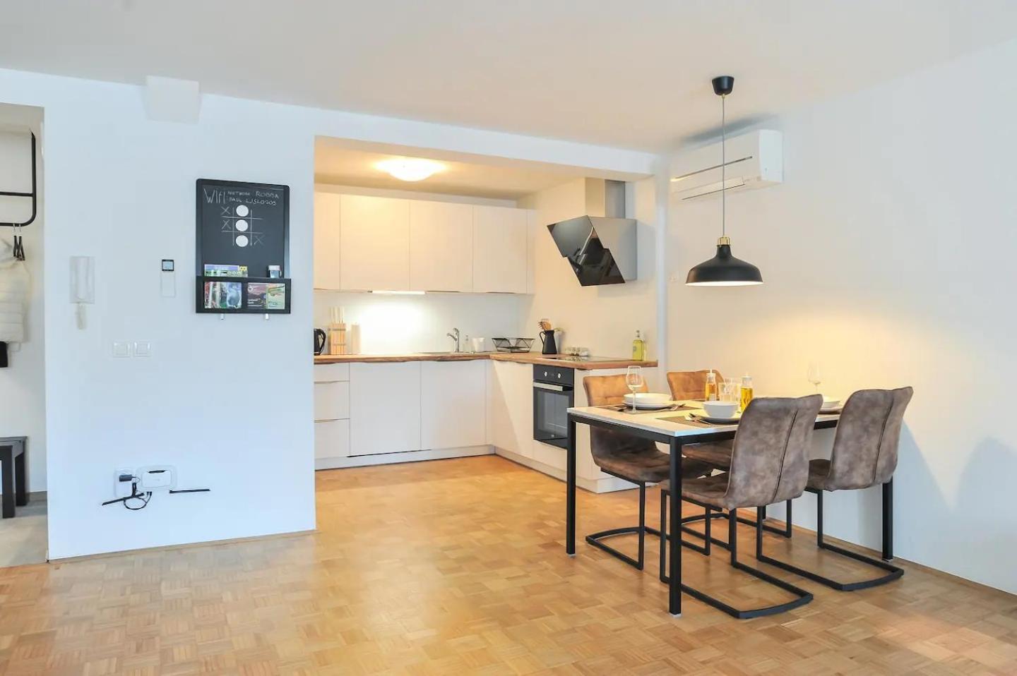 Strict City Apartments Ljubljana Exteriör bild